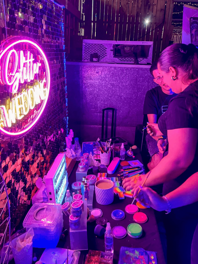 maquillaje artístico en Córdoba con glitter bar profesional de Glitter Wedding en evento nocturno